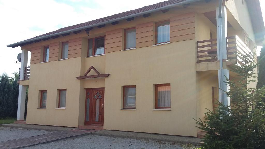 Bodzavirag Apartman 잘라카로쉬 외부 사진